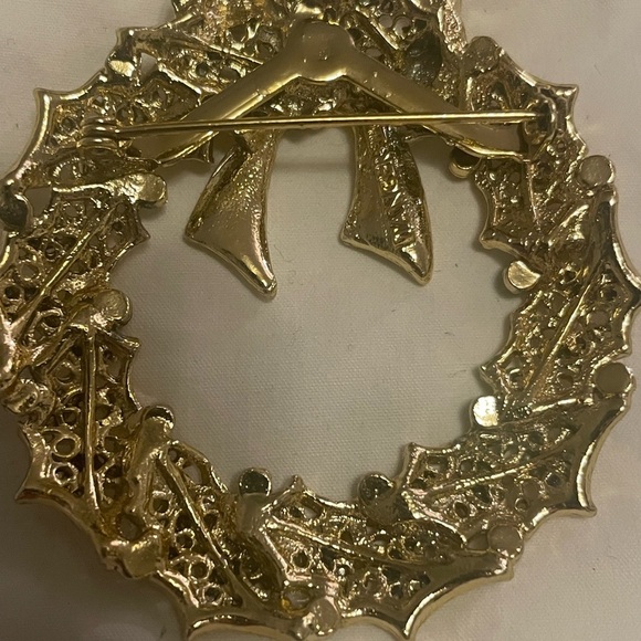 3 Vintage Christmas brooches. Wreath, enamel boot, and rhinestone candle. - Picture 4 of 9